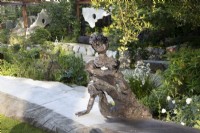 Sculpture en bronze du sculpteur Andrew Litten - L'écoute donne sur le jardin contemporain moderne conçu par Darren Hawkes