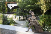 Sculpture en bronze du sculpteur Andrew Litten - L'écoute donne sur le jardin contemporain conçu par Darren Hawkes