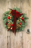 Couronne de Noël traditionnelle sur une vieille porte en chêne en hiver - décembre
