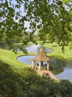 Gazebo et lacs dans les jardins paysagers de Kelling Hall Norfolk