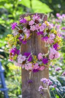 Couronne composée de fleurs majoritairement roses dont Echinacea, Rosa, Fenouil, Monarda et Veronicastrum. 