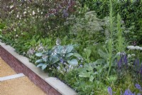 Parterre de fleurs surélevé de plantes vivaces dans « The Wedgwood Garden » au RHS Chatsworth Flower Show, 