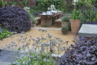 Dômes coupés de Fagus sylvatica 'Atropurpurea' - Hêtre cuivré, de chaque côté du patio dans 'The Wedgwood Garden' au RHS Chatsworth Flower Show 2019, juin 