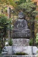 Statue de Bouddha dans un jardin paysager. 