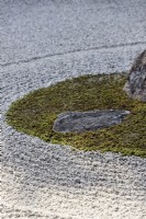 Gros plan du Rock Garden avec du gravier ratissé et de la pierre placée dans l'île Moss. 