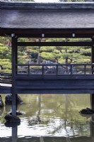 Vue à travers le passage couvert du Pavillon d'Or jusqu'à l'étang de Kyoko. 