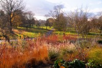 Une vue sur les plantations à flanc de colline dans le jardin d'hiver de Kew Gardens en automne 