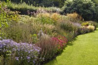 Grande herbe ornementale et parterre de fleurs vivaces dans le jardin familial privé de Cambo House, Fife, Écosse. 