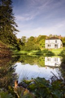 Regency House, Devon en octobre, reflétée dans un étang devant la ferme 