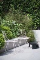 Chaises de jardin modernes en métal blanc et table basse noire 