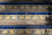 Marches colorées et carrelées de style mauresque. Jardins du véritable palais de l'Alcazar, Séville. Espagne. Septembre. 