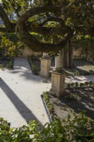 Une vue sur une cour avec des chemins et des colonnes ornées. Jardins du véritable palais de l'Alcazar, Séville. Espagne. Septembre. 