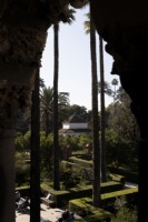 Vue vers le bas et à travers les Jardins de las Damas, les Jardins des Dames, depuis la Galerie des Grottes dans les jardins du Palais Royal de l'Alcazar, à Séville. Espagne. Septembre. 
