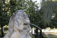 Une statue de lion crache de l'eau. Parque de Maria Luisa, Séville, Espagne. Septembre 