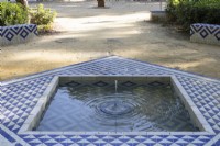 Une fontaine géométrique carrelée de style mudéjar et islamique. Parque de Maria Luisa, Séville, Espagne. Septembre 