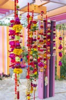 Guirlandes de soucis à base de fleurs, de piments et de fruits. Le RHS et Eastern Eye Garden of Unity, concepteur : Manoj Malde. 