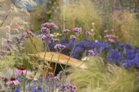 RHS Tatton Park 2022 - Communauté Petrus : Journey Home Garden - Parterre de fleurs mixte avec verveine bonariensis - Designer Rachael Bennion 