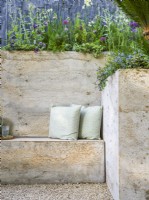 Assise intégrée composée de deux coussins. Des sièges et un mur en hypertufa de style béton. The Shifting Garden, concepteur : The Chelsea Gardener, RHS Chelsea Flower Show 2023 