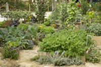 RHS Chelsea Flower Show 2023 - Parterres de fleurs d'herbes aromatiques - Le jardin Savills conçu par Mark Gregory - Argent doré 