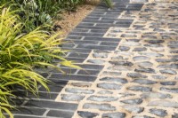 Brique grise et chemin pavé avec Hakonechloa macra - designer Lucy Taylor - The Traditional Townhouse Garden - RHS Hampton court Palace Garden Festival. 