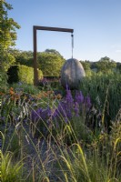 Le siège « œuf » en chêne courbé à la vapeur du Chelsea Flower Show 2021 occupe une place centrale dans le jardin sec de Holt Farm Gardens, Somerset 