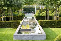 Jardin à la française avec bassin d'eau 