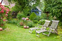Jardin de maison de campagne avec rose Rosarium Uetersen 