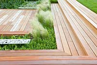 Terrasse en bois avec marches, Buxus sempervirens, Stipa tenuissima 