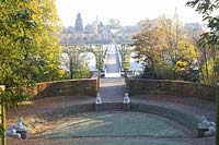 Vue depuis le temple d'Apollon jusqu'au jardin de l'Orangerie dans les jardins du château de Schwetzingen 