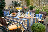Coin salon méditerranéen avec une table dressée 