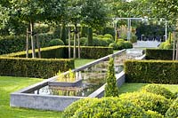 Jardin à la française avec bassin d'eau 