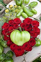 Arrangement de roses rouges et de tomates cœur de bœuf, Solanum lycopersicum Coer de Boef 