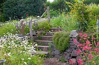 Jardin naturel avec escaliers 