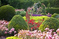 Jardin avec rosiers couvre-sol 