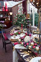 Table dressée pour Noël dans le jardin d'hiver 