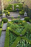 Petit jardin à la française avec terrasse 