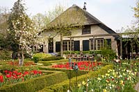 Maison avec jardin de printemps 