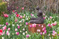 Lit tulipe avec sculpture, Tulipa Pink Impression, Tulipa Pink Diamond, Tulipa Rosalie, Tulipa Violet Beauty, Narcissus Bellsong 