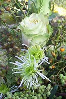 Décoration avec baies et fleurs, Rosa Equador, Ammi majus, Dendranthema 