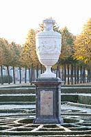 Parterre de buis avec vase dans le jardin du château de Schwetzingen, Buxus 
