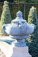 Vase dans le jardin du château de Schwetzingen 