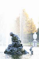 Figure d'Arion chevauchant un dauphin dans la fontaine d'Arion, jardins du château de Schwetzingen 