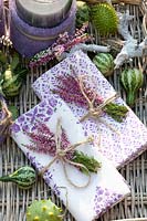 Bouquets de bruyère comme décorations de serviettes, Calluna vulgaris Gina 