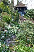 Jardin avec gazebo, Arabis suendermanii, Chionodoxa forbesii, Scilla siberica, rhododendron 