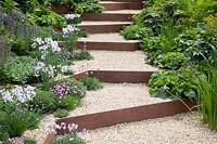 Escalier avec bordure en acier Corten, Salvia sylvestris Mainacht, Geranium sanguineum, Thymus,Armeria maritima, Tulbaghia violacea 