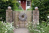 Porte de jardin dans la cour avant, Orlaya grandiflora 