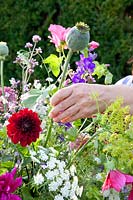 Réalisez un bouquet de fleurs du jardin, insérez des capsules de coquelicot 