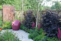 Jardin moderne avec des hêtres cuivrés comme haie, Fagus sylvatica Atropurpurea 