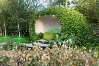 Jardin moderne avec tonnelle feuillue, Verbascum, Geum Totally Tangerine, Astrantia major Star of Beauty 