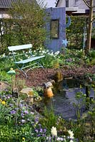 Siège au bord de l'étang, jonquilles et anémones raies, Narcissus triandrus Thalia, Anemone blanda 
